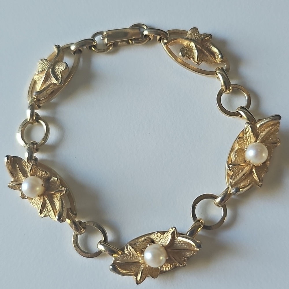 Vintage Gold-tone Link Bracelet  With Faux Pearls And Leaf Motiv